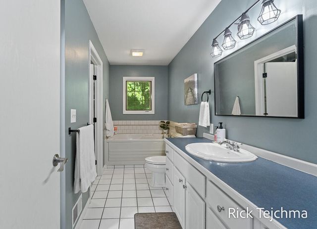 10345 Red Oak Ridge, Howard City, MI 49329