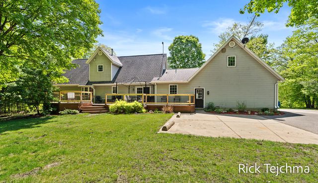 10345 Red Oak Ridge, Howard City, MI 49329