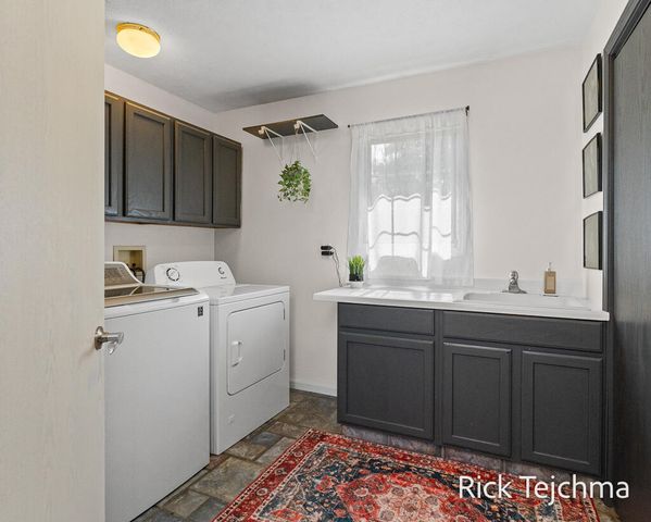 10345 Red Oak Ridge, Howard City, MI 49329