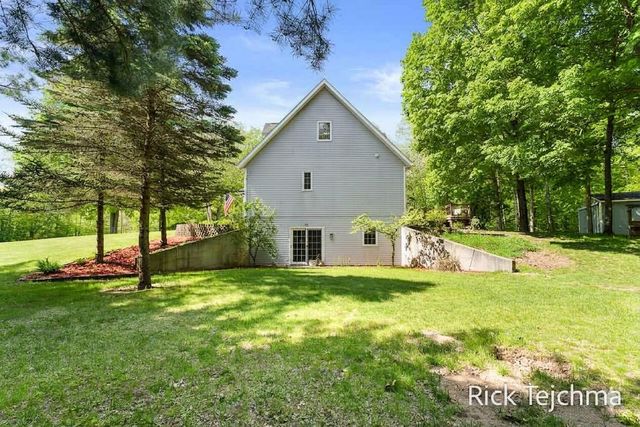 10345 Red Oak Ridge, Howard City, MI 49329
