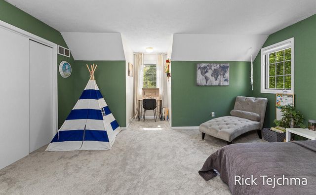 10345 Red Oak Ridge, Howard City, MI 49329