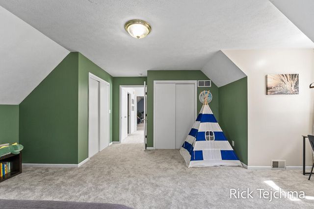 10345 Red Oak Ridge, Howard City, MI 49329