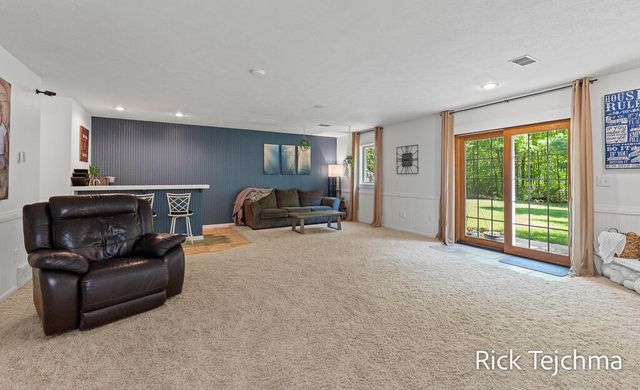 10345 Red Oak Ridge, Howard City, MI 49329