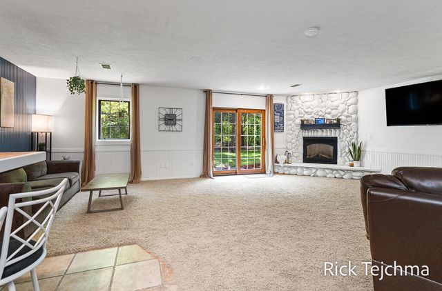 10345 Red Oak Ridge, Howard City, MI 49329