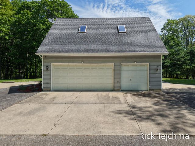 10345 Red Oak Ridge, Howard City, MI 49329