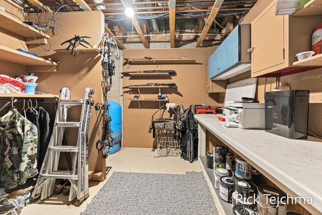 10345 Red Oak Ridge, Howard City, MI 49329
