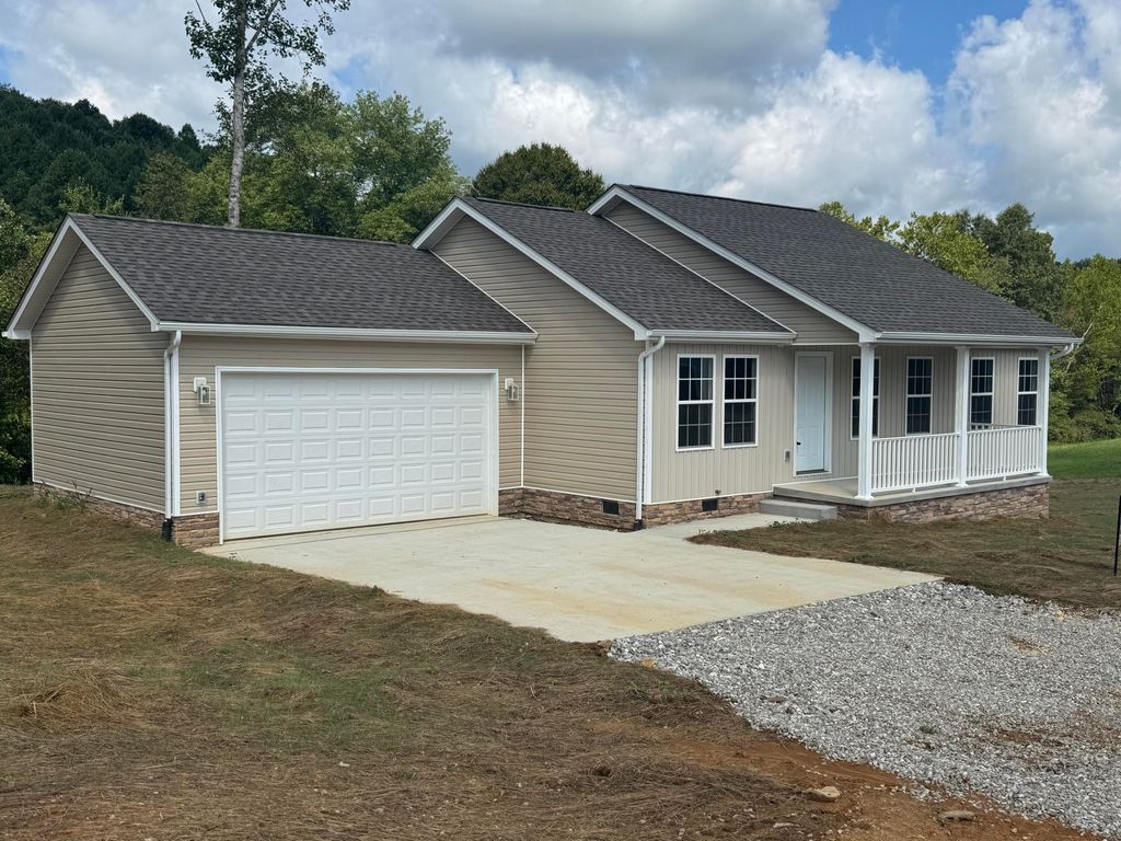 56 Whispering Oaks Lane, Manchester, KY 40962