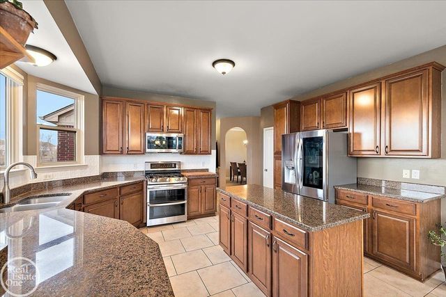 15833 Kingsway Drive, Macomb Twp, MI 48044