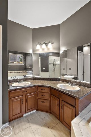 15833 Kingsway Drive, Macomb Twp, MI 48044