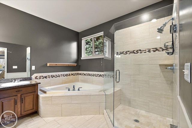 15833 Kingsway Drive, Macomb Twp, MI 48044