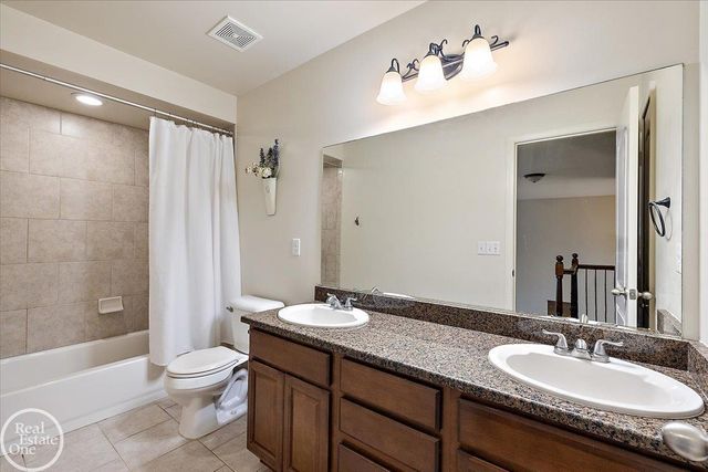 15833 Kingsway Drive, Macomb Twp, MI 48044