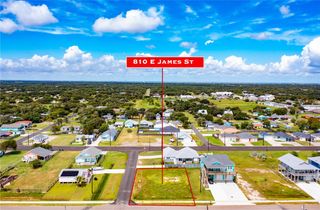 810 E James St, Rockport, TX 78382