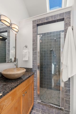 11 Vandine St 1, Cambridge, MA 02141