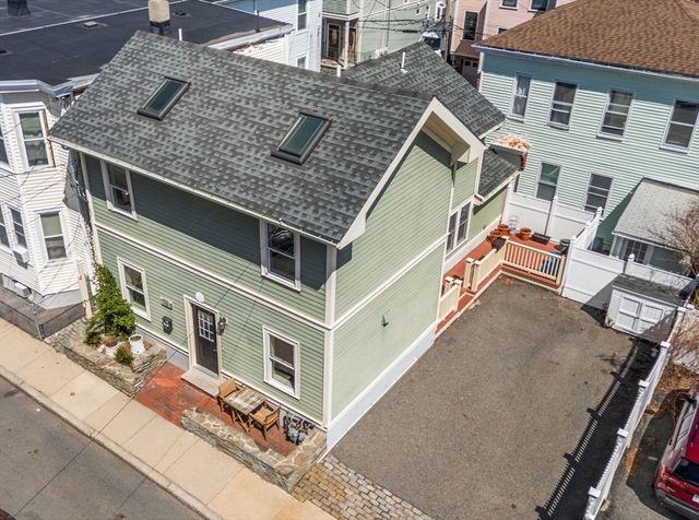 11 Vandine St 1, Cambridge, MA 02141