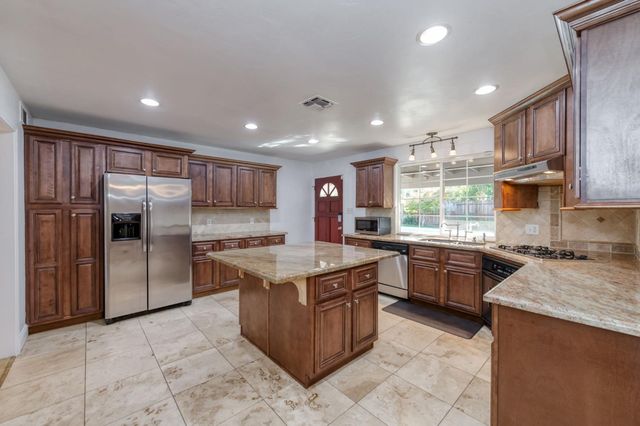 833 S Stanford Avenue, Fresno, CA 93727