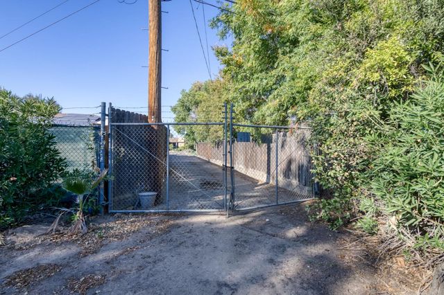 833 S Stanford Avenue, Fresno, CA 93727