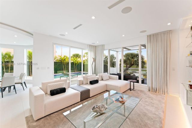 10561 NW 67th Ter, Doral, FL 33178