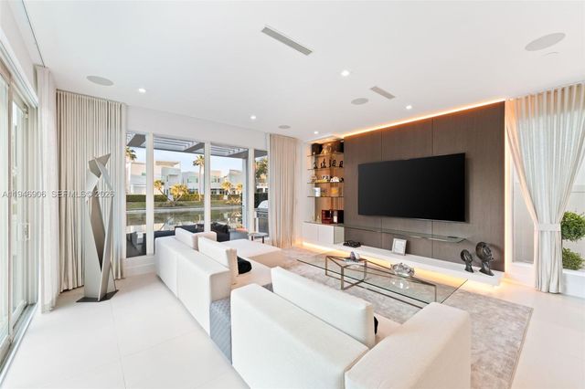 10561 NW 67th Ter, Doral, FL 33178