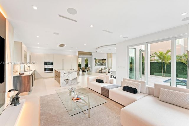 10561 NW 67th Ter, Doral, FL 33178