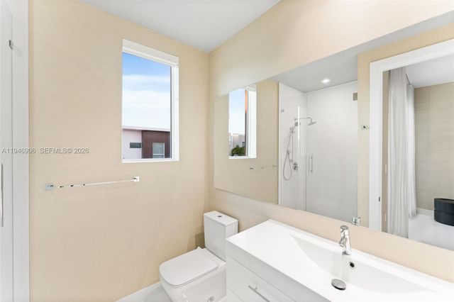 10561 NW 67th Ter, Doral, FL 33178