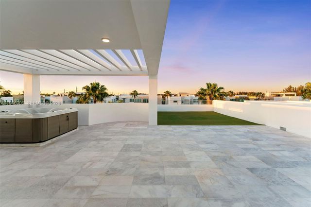 10561 NW 67th Ter, Doral, FL 33178