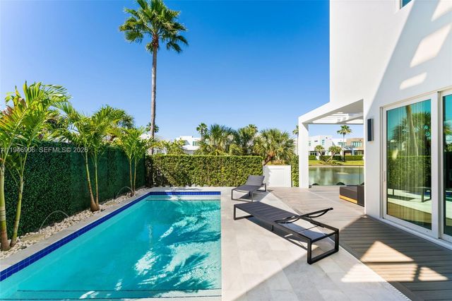 10561 NW 67th Ter, Doral, FL 33178