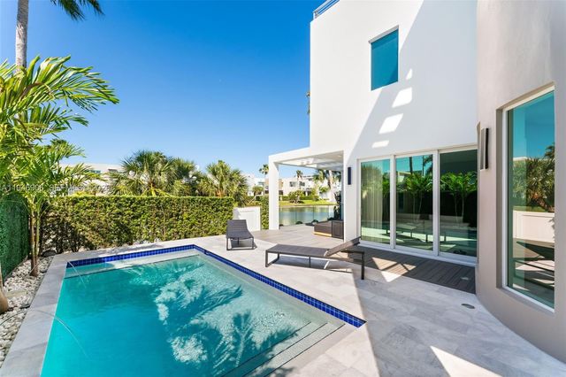 10561 NW 67th Ter, Doral, FL 33178