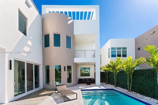 10561 NW 67th Ter, Doral, FL 33178