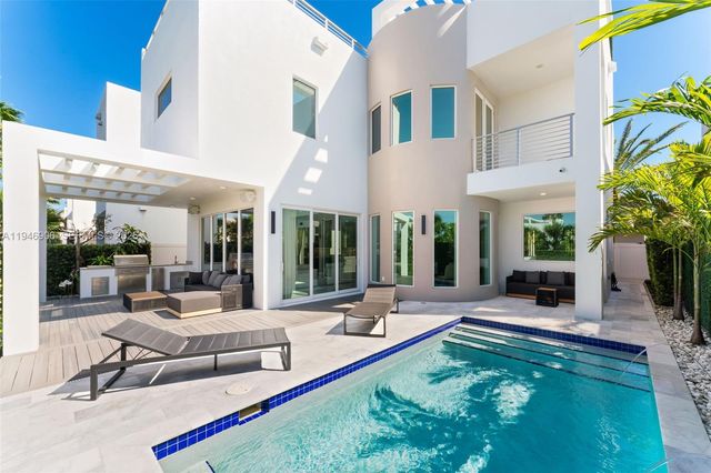 10561 NW 67th Ter, Doral, FL 33178