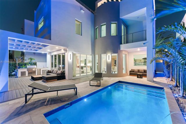 10561 NW 67th Ter, Doral, FL 33178