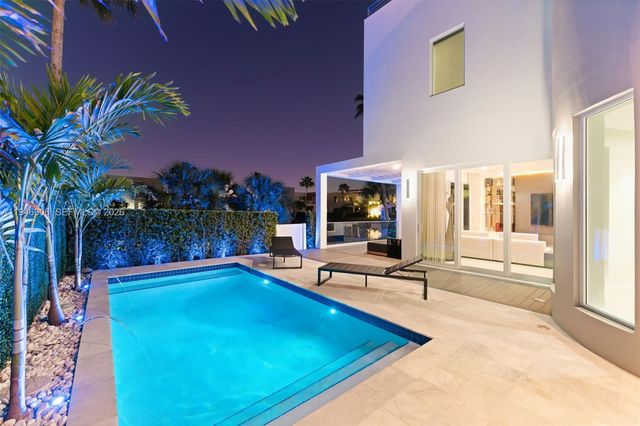 10561 NW 67th Ter, Doral, FL 33178