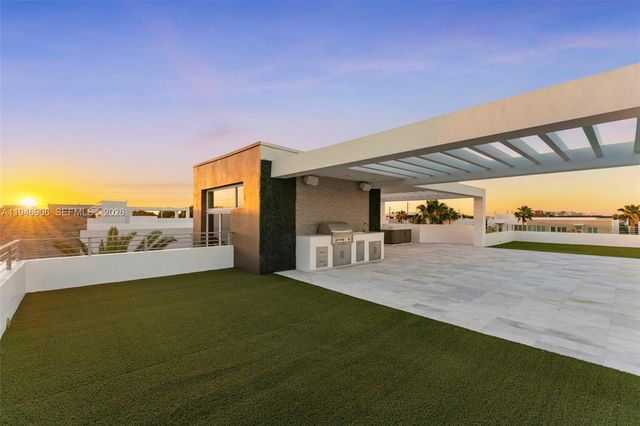 10561 NW 67th Ter, Doral, FL 33178