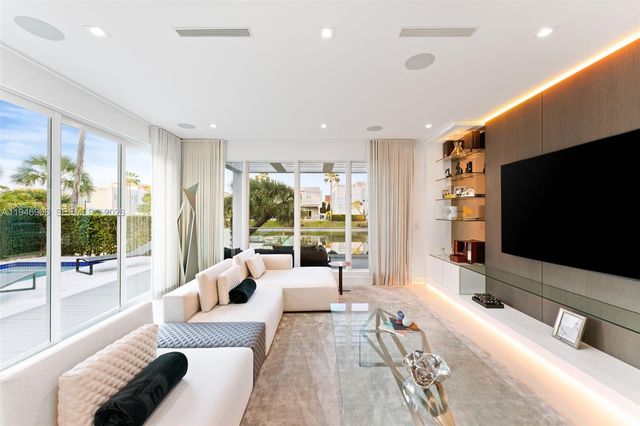 10561 NW 67th Ter, Doral, FL 33178