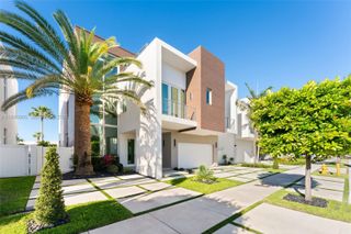 10561 NW 67th Ter, Doral, FL 33178