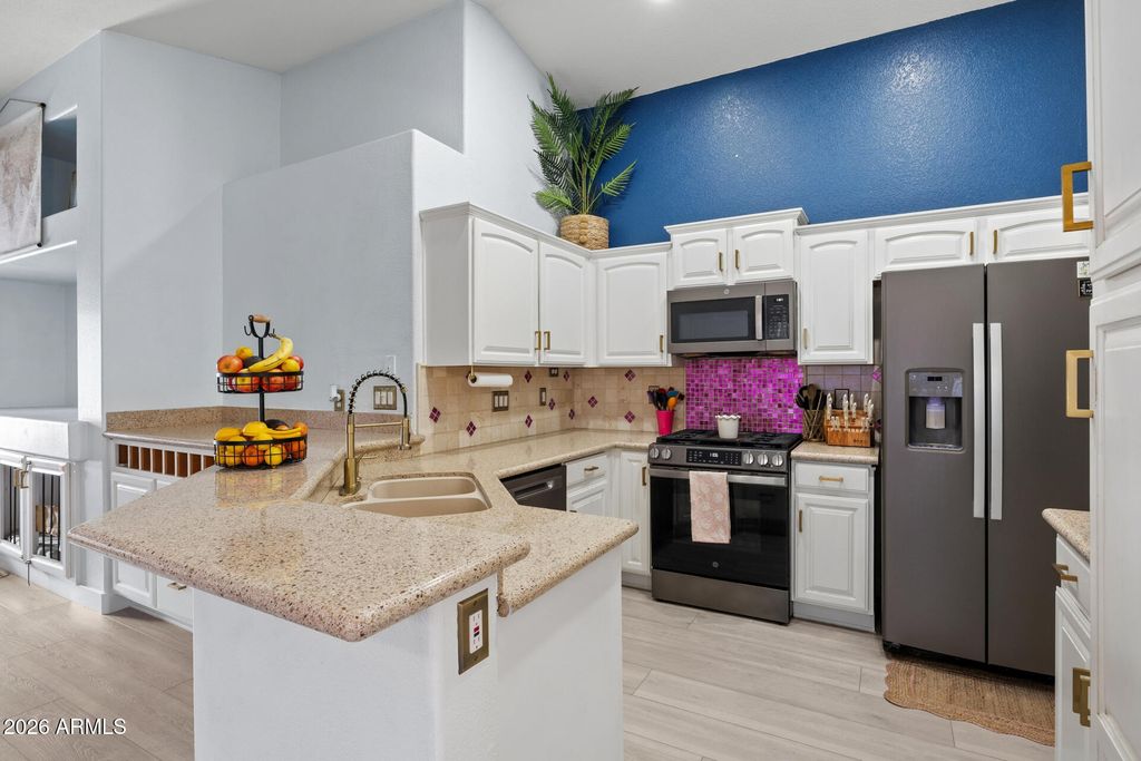 7633 W FOOTHILL Drive, Peoria, AZ 85383 — photo 2