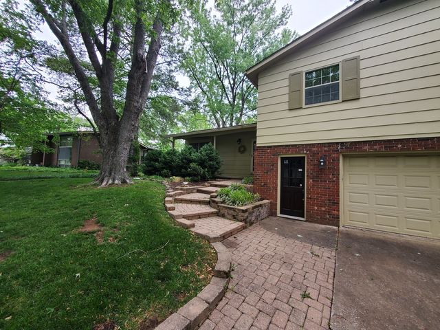 103 N Lark Lane, Carbondale, IL 62901