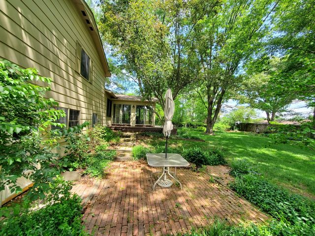 103 N Lark Lane, Carbondale, IL 62901