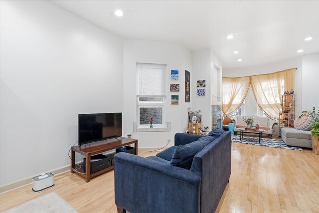 5739 N Winthrop Avenue 1, Chicago, IL 60660