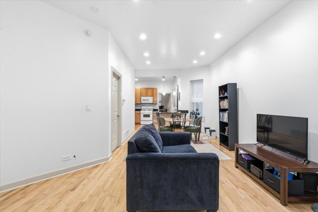 5739 N Winthrop Avenue 1, Chicago, IL 60660