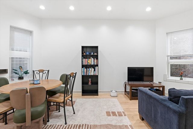 5739 N Winthrop Avenue 1, Chicago, IL 60660