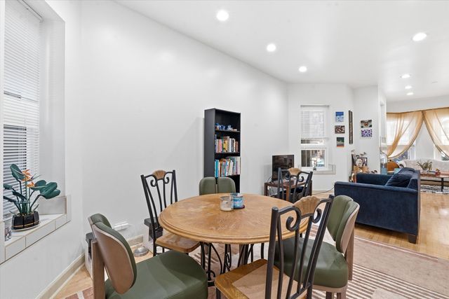 5739 N Winthrop Avenue 1, Chicago, IL 60660