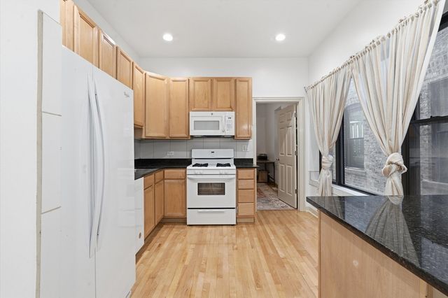 5739 N Winthrop Avenue 1, Chicago, IL 60660