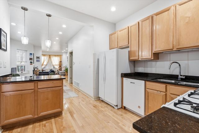 5739 N Winthrop Avenue 1, Chicago, IL 60660