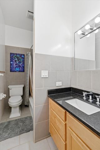 5739 N Winthrop Avenue 1, Chicago, IL 60660