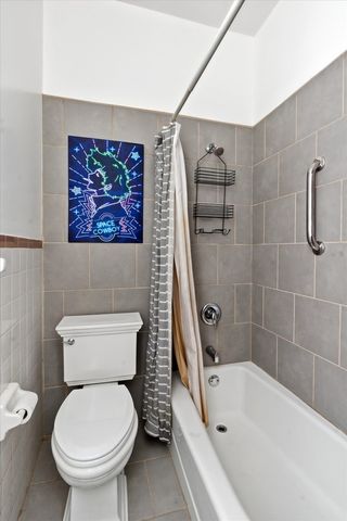 5739 N Winthrop Avenue 1, Chicago, IL 60660