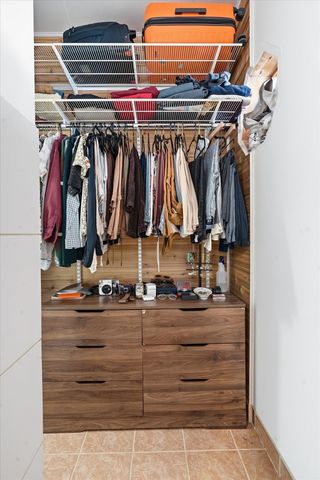 5739 N Winthrop Avenue 1, Chicago, IL 60660