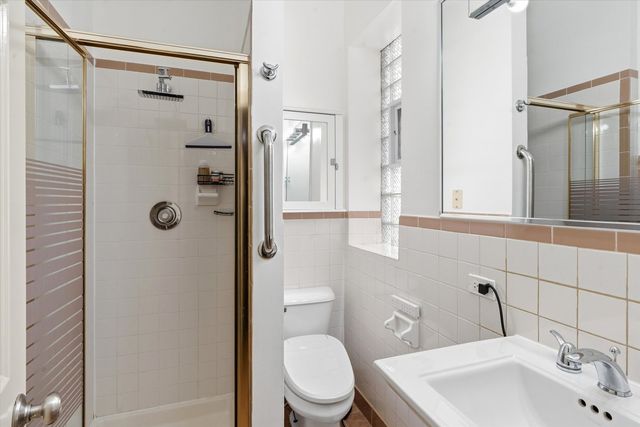 5739 N Winthrop Avenue 1, Chicago, IL 60660