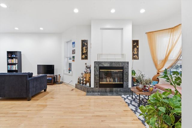 5739 N Winthrop Avenue 1, Chicago, IL 60660