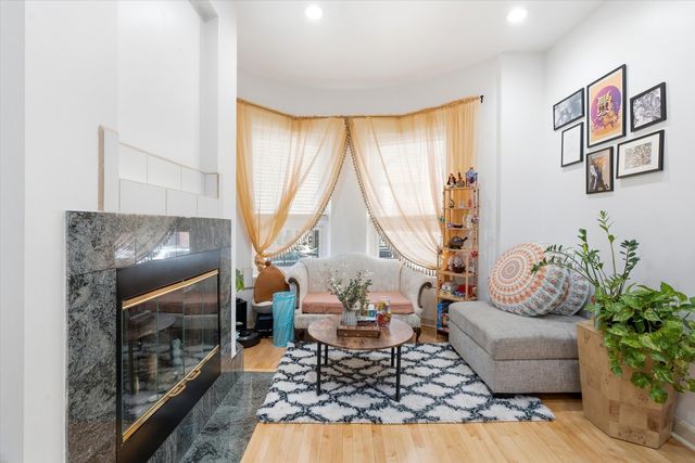 5739 N Winthrop Avenue 1, Chicago, IL 60660