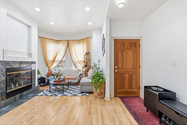 5739 N Winthrop Avenue 1, Chicago, IL 60660